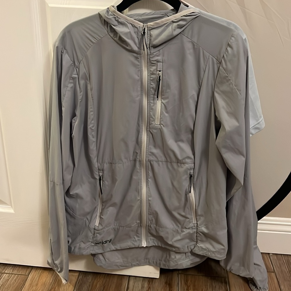 Janji Women's Zephyrunner Wind Shell in Thistle - Picture 5 of 6